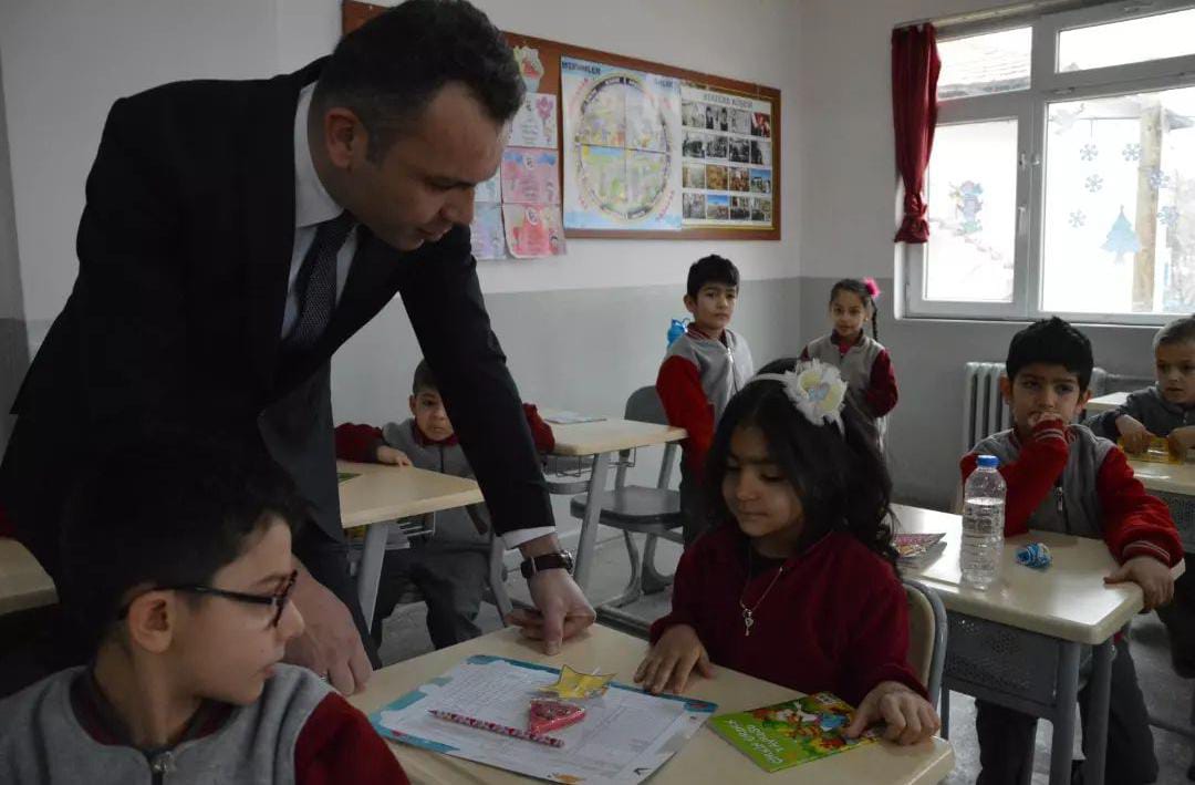 Yarıyıl tatili öncesinde Kaymakamımız Sayın Yakup PAPAKER öğrencilerle bir araya gelerek onların karne heyecanına ortak oldu